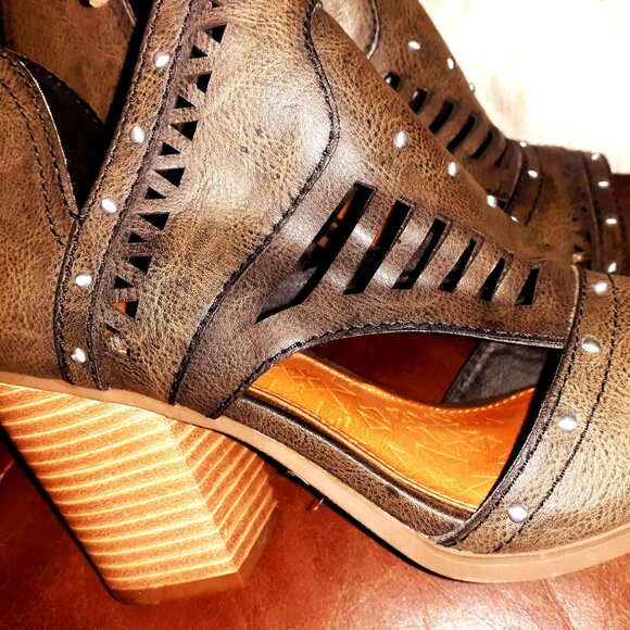 Maurice's woven chunky heel. - Picture 1 of 2